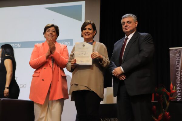 Milena Blen recibe reconocimiento al cantón de Santa Ana
